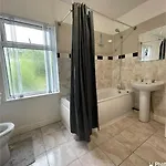 Holiday home Cheerful 2 Bedroom Mid Terrace House In Bd2 Bradford (West Yorkshire)