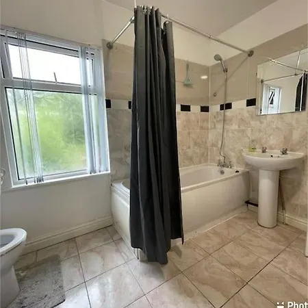 Holiday home Cheerful 2 Bedroom Mid Terrace House In Bd2 Bradford (West Yorkshire)