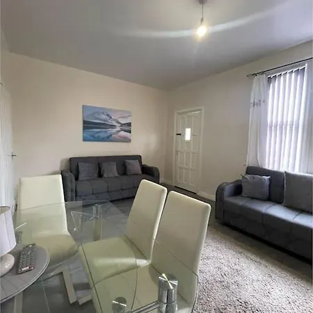 Holiday home Cheerful 2 Bedroom Mid Terrace House In Bd2