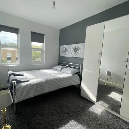 Cheerful 2 Bedroom Mid Terrace House In Bd2 * Bradford (West Yorkshire)