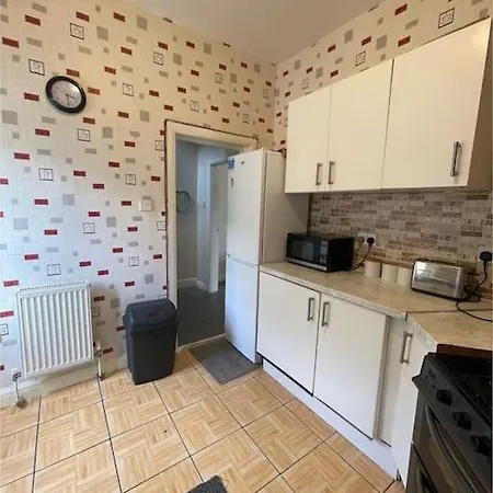 Holiday home Cheerful 2 Bedroom Mid Terrace House In Bd2 *