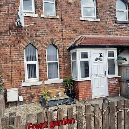 Cheerful 2 Bedroom Mid Terrace House In Bd2 * Bradford (West Yorkshire)