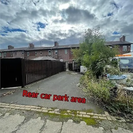 Cheerful 2 Bedroom Mid Terrace House In Bd2 *