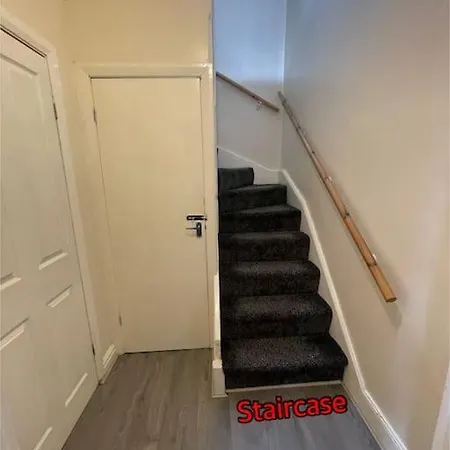 Cheerful 2 Bedroom Mid Terrace House In Bd2 *