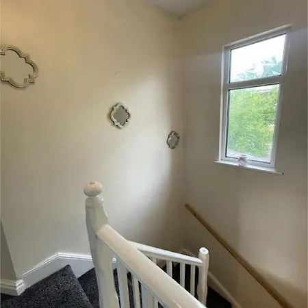 Cheerful 2 Bedroom Mid Terrace House In Bd2 * Bradford (West Yorkshire)