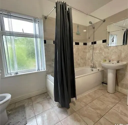 Holiday home Cheerful 2 Bedroom Mid Terrace House In Bd2 Bradford (West Yorkshire)