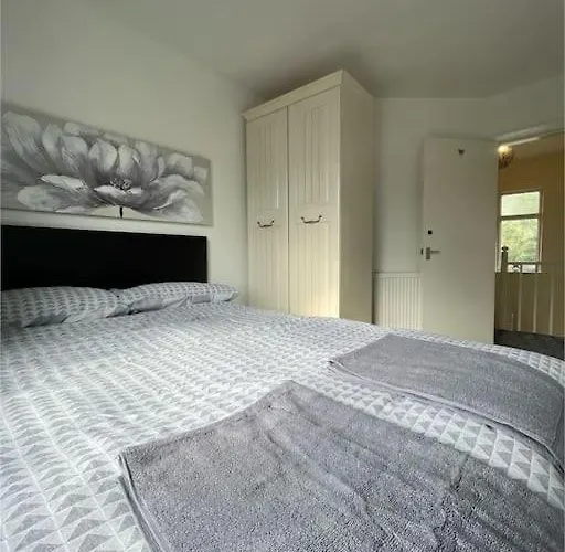 Cheerful 2 Bedroom Mid Terrace House In Bd2 Tatil Evi