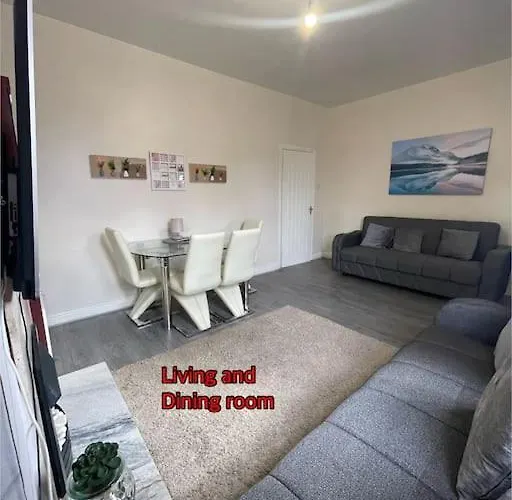 Cheerful 2 Bedroom Mid Terrace House In Bd2 * Bradford (West Yorkshire)