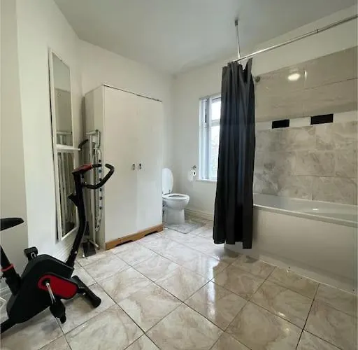 Holiday home Cheerful 2 Bedroom Mid Terrace House In Bd2 *