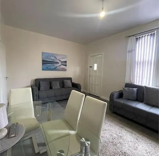 Holiday home Cheerful 2 Bedroom Mid Terrace House In Bd2