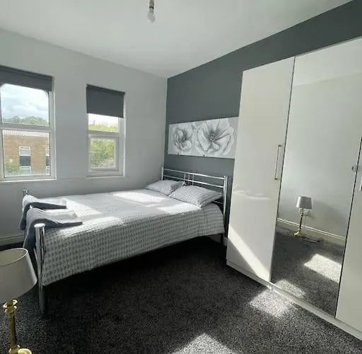 Cheerful 2 Bedroom Mid Terrace House In Bd2 * Bradford (West Yorkshire)