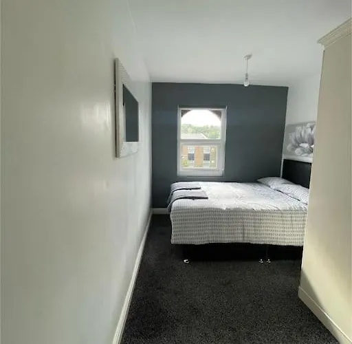 Cheerful 2 Bedroom Mid Terrace House In Bd2 *