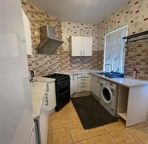 Cheerful 2 Bedroom Mid Terrace House In Bd2 *