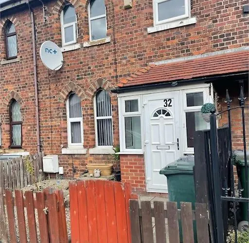 Cheerful 2 Bedroom Mid Terrace House In Bd2 * Bradford (West Yorkshire)