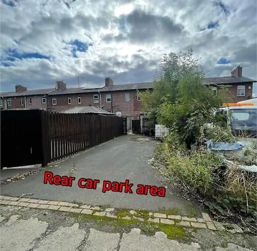 Cheerful 2 Bedroom Mid Terrace House In Bd2 *