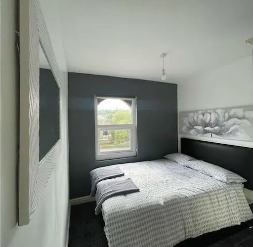 Cheerful 2 Bedroom Mid Terrace House In Bd2 * Bradford (West Yorkshire)