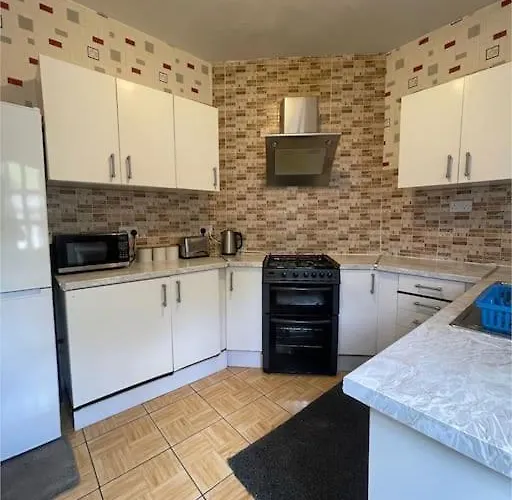 Holiday home Cheerful 2 Bedroom Mid Terrace House In Bd2 *