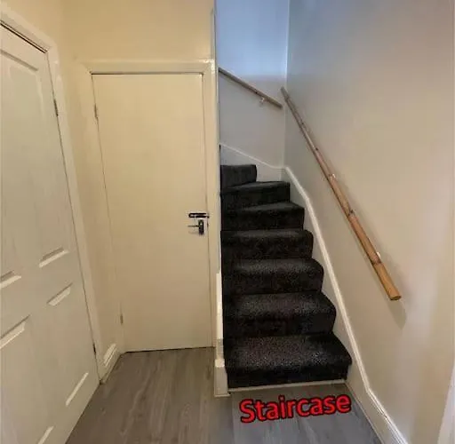 Cheerful 2 Bedroom Mid Terrace House In Bd2 *