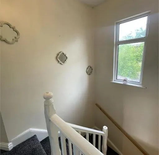 Cheerful 2 Bedroom Mid Terrace House In Bd2 * Bradford (West Yorkshire)