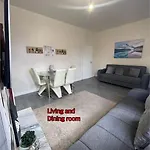 Cheerful 2 Bedroom Mid Terrace House In Bd2 * בראדפורד
