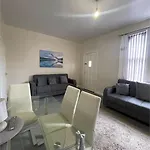 בית נופש Cheerful 2 Bedroom Mid Terrace House In Bd2