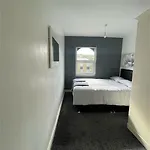 Cheerful 2 Bedroom Mid Terrace House In Bd2 *