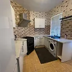 Cheerful 2 Bedroom Mid Terrace House In Bd2 *