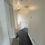 בית נופש Cheerful 2 Bedroom Mid Terrace House In Bd2 בראדפורד