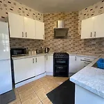 בית נופש Cheerful 2 Bedroom Mid Terrace House In Bd2 *