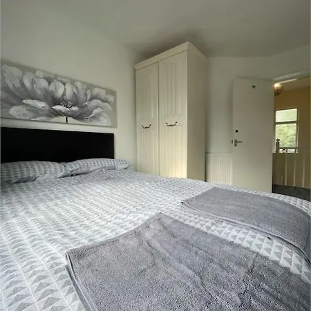 Cheerful 2 Bedroom Mid Terrace House In Bd2 בית נופש