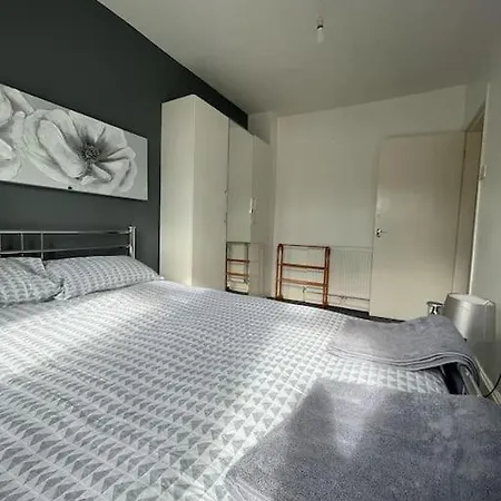 בית נופש Cheerful 2 Bedroom Mid Terrace House In Bd2 *